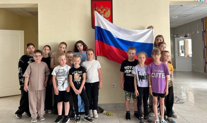 В пришкольном лагере "Патриотический поиск: Дорогами Памяти" (МКОУ Новоживотинновской СОШ) прошла яркая и волнующая акция, приуроченная ко Дню России, — "Российский триколор"! В пришкольном лагере "Патриотический поиск: Дорогами Памяти" (МКОУ Новоживотинновской СОШ) прошла яркая и волнующая акция, приуроченная ко Дню России, — "Российский триколор"! 1